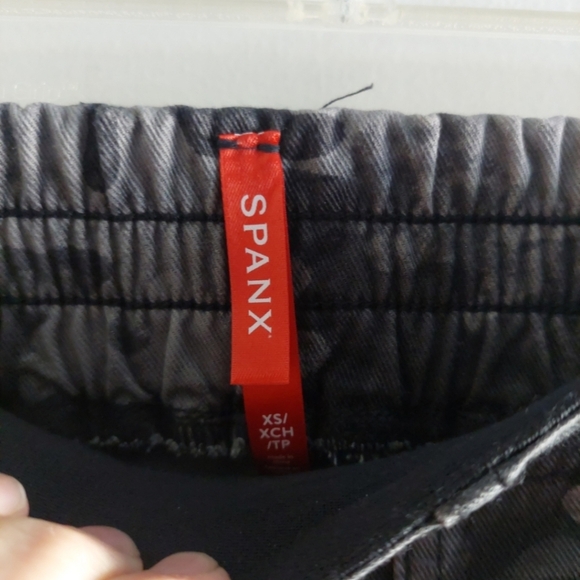Spanx stretch twill camouflage cargo joggers black gray size XS New - Picture 12 of 13